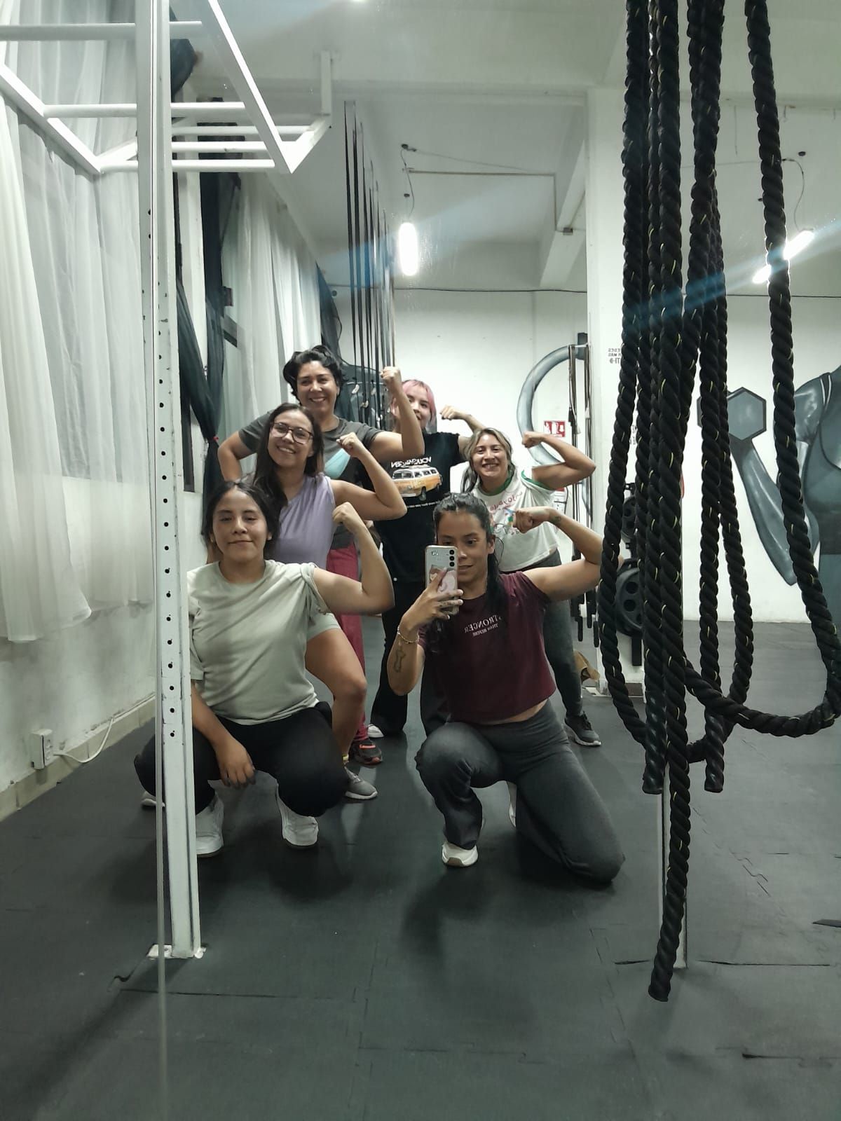 Alumnas de Kintsugi Studio en el área de fuerza, junto a las cuerdas de batalla