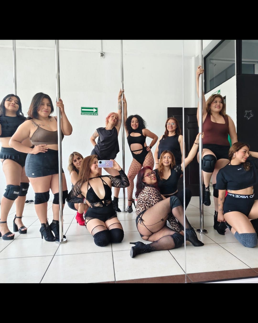 Alumnas de Kintsugi Studio posando alrededor de los tubos al terminar la clase