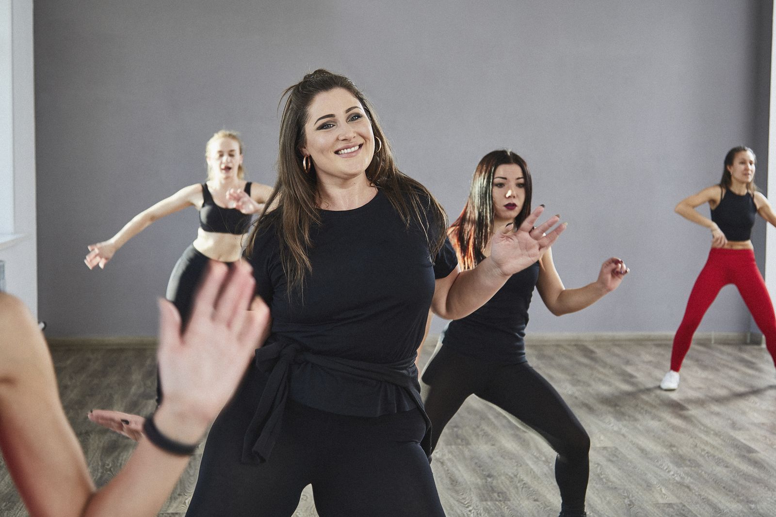Grupo de mujeres bailando en un salón de clase